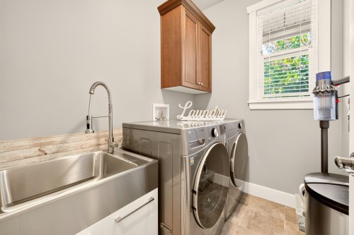 3401 Horizon Drive, Coquitlam, BC - Indoor Photo Showing Laundry Room