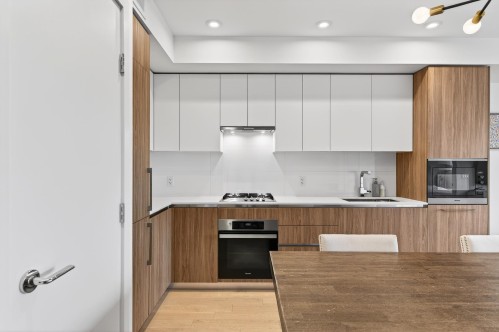 308-209 20 Avenue E, Vancouver, BC - Indoor Photo Showing Kitchen With Upgraded Kitchen