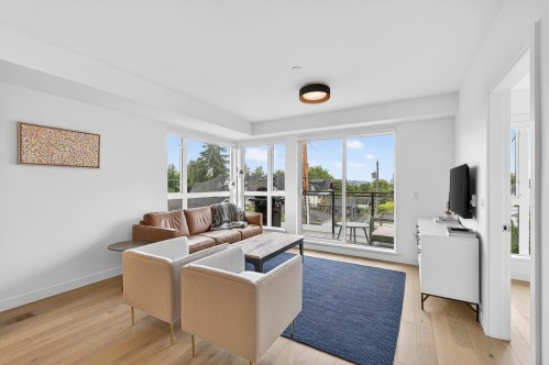 308-209 20 Avenue E, Vancouver, BC - Indoor Photo Showing Living Room