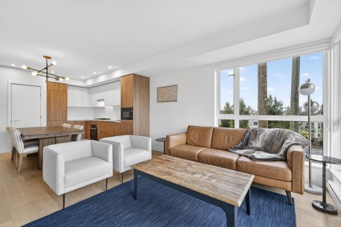 308-209 20 Avenue E, Vancouver, BC - Indoor Photo Showing Living Room