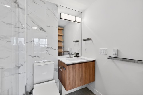 308-209 20 Avenue E, Vancouver, BC - Indoor Photo Showing Bathroom