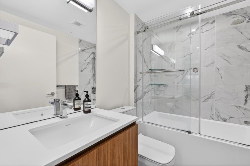 308-209 20 Avenue E, Vancouver, BC - Indoor Photo Showing Bathroom