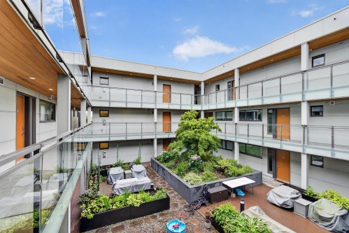 308-209 20 Avenue E, Vancouver, BC - Outdoor