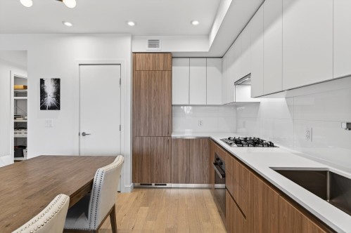 308-209 20 Avenue E, Vancouver, BC - Indoor Photo Showing Kitchen With Upgraded Kitchen