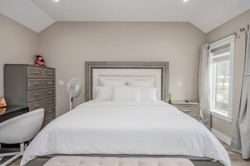 2488 Latimer Avenue, Coquitlam, BC - Indoor Photo Showing Bedroom