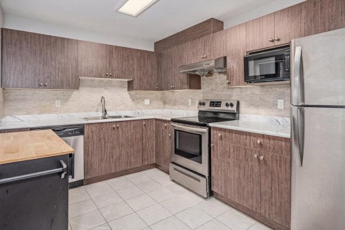 2488 Latimer Avenue, Coquitlam, BC - Indoor Photo Showing Kitchen With Double Sink With Upgraded Kitchen