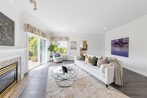 5885 Walker Avenue, Burnaby, BC - Indoor Photo Showing Living Room With Fireplace