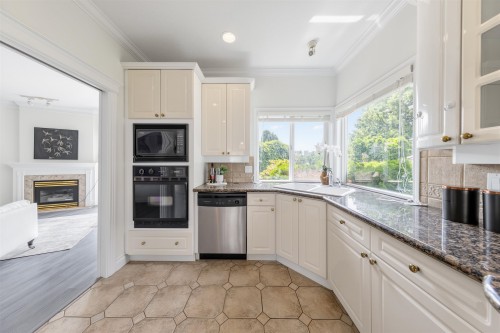 5885 Walker Avenue, Burnaby, BC - Indoor Photo Showing Kitchen