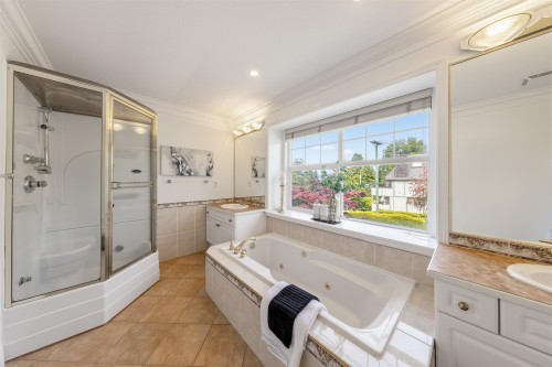 5885 Walker Avenue, Burnaby, BC - Indoor Photo Showing Bathroom