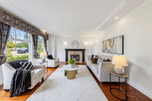 5885 Walker Avenue, Burnaby, BC - Indoor Photo Showing Living Room With Fireplace