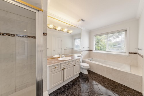 5885 Walker Avenue, Burnaby, BC - Indoor Photo Showing Bathroom