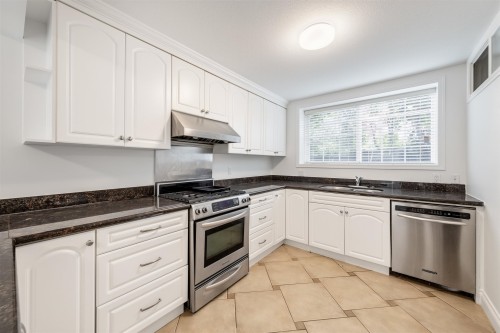 5885 Walker Avenue, Burnaby, BC - Indoor Photo Showing Kitchen