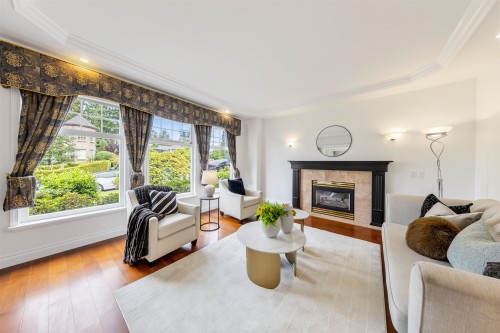 5885 Walker Avenue, Burnaby, BC - Indoor Photo Showing Living Room With Fireplace