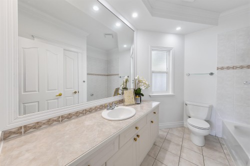 5885 Walker Avenue, Burnaby, BC - Indoor Photo Showing Bathroom