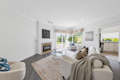 5885 Walker Avenue, Burnaby, BC - Indoor Photo Showing Living Room With Fireplace