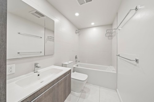 310-285 10Th Avenue E, Vancouver, BC - Indoor Photo Showing Bathroom