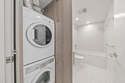 310-285 10Th Avenue E, Vancouver, BC - Indoor Photo Showing Laundry Room