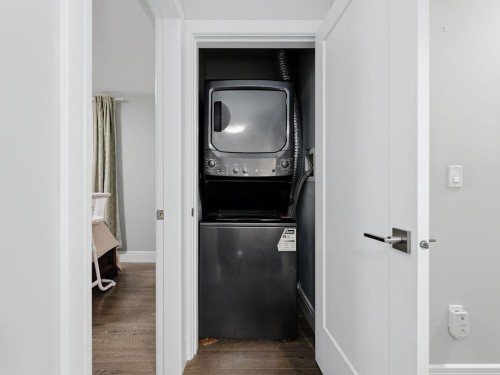 4507 Percival Avenue, Burnaby, BC - Indoor Photo Showing Laundry Room