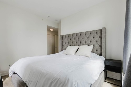 909-8850 University Crescent, Burnaby, BC - Indoor Photo Showing Bedroom