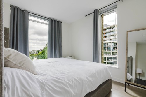 909-8850 University Crescent, Burnaby, BC - Indoor Photo Showing Bedroom