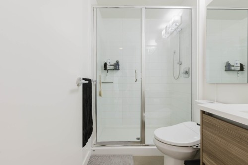 909-8850 University Crescent, Burnaby, BC - Indoor Photo Showing Bathroom