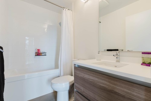 909-8850 University Crescent, Burnaby, BC - Indoor Photo Showing Bathroom