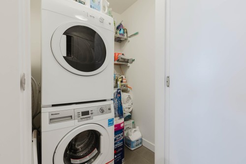 909-8850 University Crescent, Burnaby, BC - Indoor Photo Showing Laundry Room