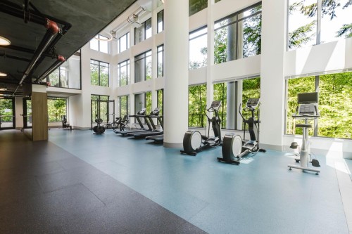 909-8850 University Crescent, Burnaby, BC - Indoor Photo Showing Gym Room