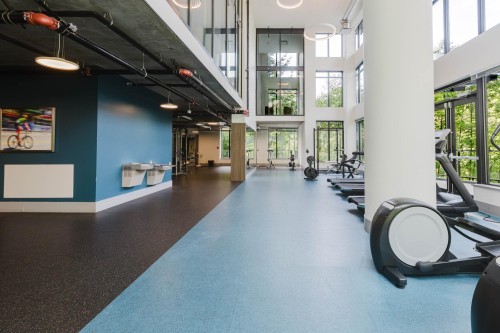 909-8850 University Crescent, Burnaby, BC - Indoor Photo Showing Gym Room