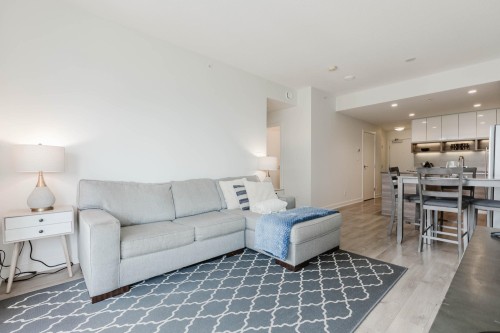 909-8850 University Crescent, Burnaby, BC - Indoor Photo Showing Living Room