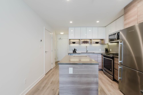 909-8850 University Crescent, Burnaby, BC - Indoor Photo Showing Kitchen With Stainless Steel Kitchen