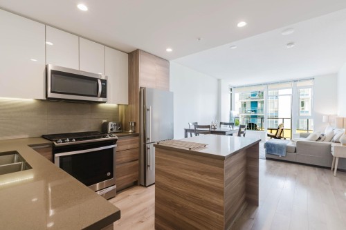 909-8850 University Crescent, Burnaby, BC - Indoor Photo Showing Kitchen With Double Sink With Upgraded Kitchen