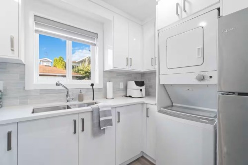 2984 Kitchener Street, Vancouver, BC - Indoor Photo Showing Laundry Room