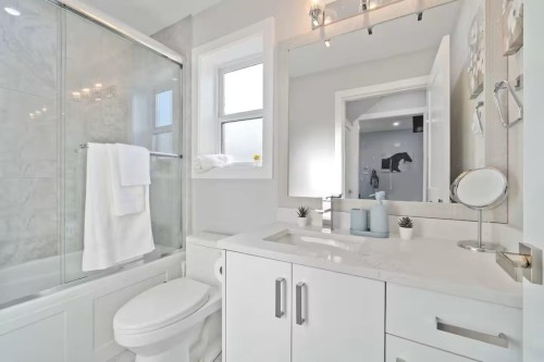 2984 Kitchener Street, Vancouver, BC - Indoor Photo Showing Bathroom