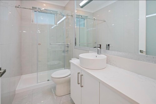 2984 Kitchener Street, Vancouver, BC - Indoor Photo Showing Bathroom