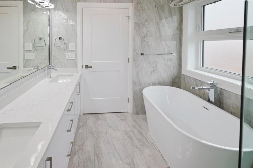 2984 Kitchener Street, Vancouver, BC - Indoor Photo Showing Bathroom