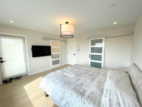 1633 Marine Drive Se, Vancouver, BC - Indoor Photo Showing Bedroom