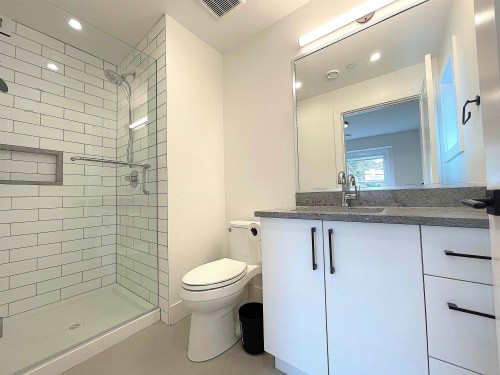 1633 Marine Drive Se, Vancouver, BC - Indoor Photo Showing Bathroom