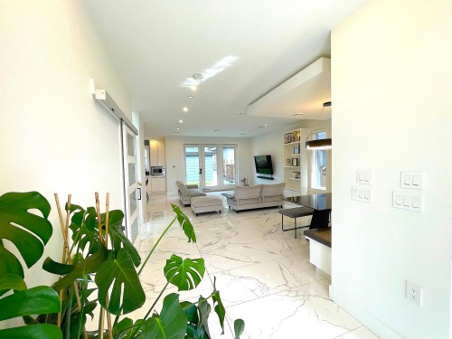 1633 Marine Drive Se, Vancouver, BC - Indoor Photo Showing Other Room