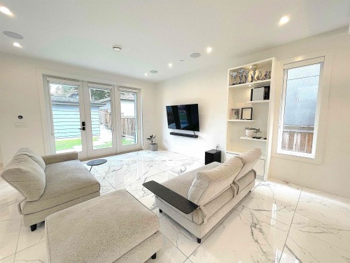 1633 Marine Drive Se, Vancouver, BC - Indoor Photo Showing Living Room