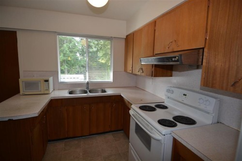 929 Prospect Avenue, North Vancouver, BC - Indoor Photo Showing Kitchen With Double Sink