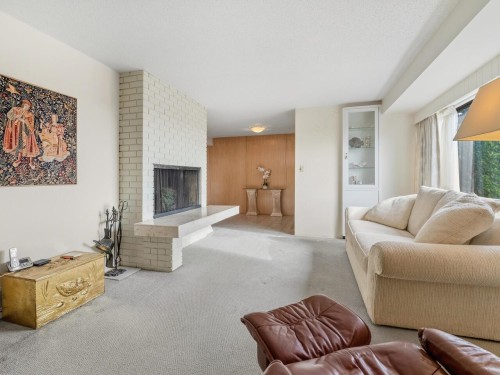 8355 Nelson Avenue, Burnaby, BC - Indoor Photo Showing Living Room With Fireplace