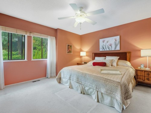 8355 Nelson Avenue, Burnaby, BC - Indoor Photo Showing Bedroom