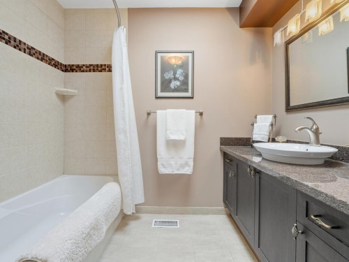 8355 Nelson Avenue, Burnaby, BC - Indoor Photo Showing Bathroom