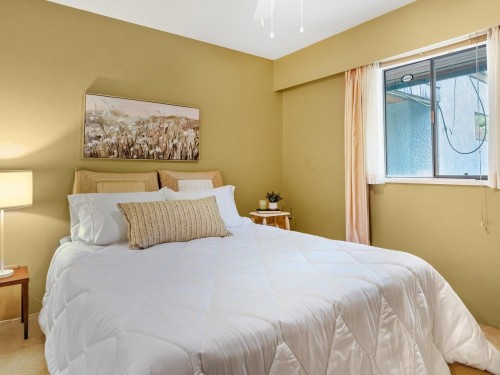 8355 Nelson Avenue, Burnaby, BC - Indoor Photo Showing Bedroom