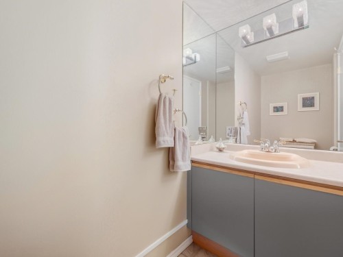 8355 Nelson Avenue, Burnaby, BC - Indoor Photo Showing Bathroom