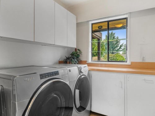8355 Nelson Avenue, Burnaby, BC - Indoor Photo Showing Laundry Room
