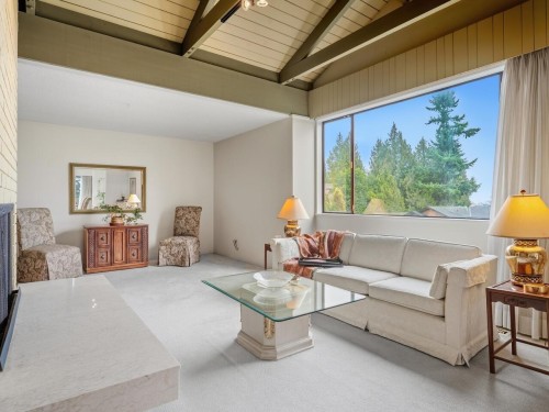 8355 Nelson Avenue, Burnaby, BC - Indoor Photo Showing Living Room