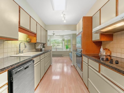 8355 Nelson Avenue, Burnaby, BC - Indoor Photo Showing Kitchen