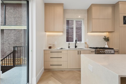 1-3637 46Th Avenue E, Vancouver, BC - Indoor Photo Showing Kitchen
